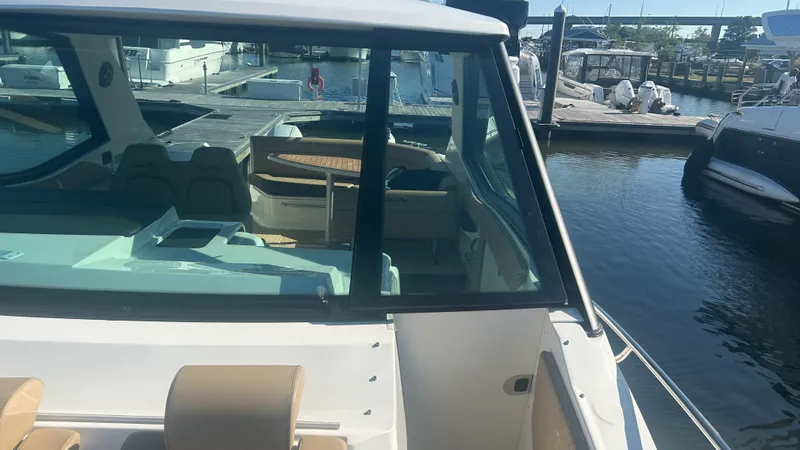 Slide: The Image of Sea Ray Sundancer 320 Outboard 2026 - 42