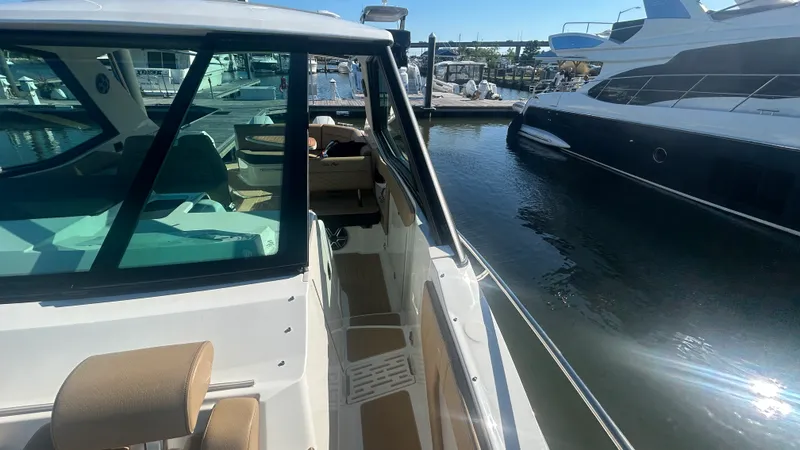 Slide: The Image of Sea Ray Sundancer 320 Outboard 2026 - 41