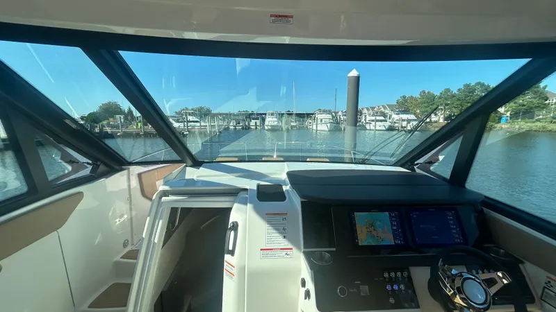 Slide: The Image of Sea Ray Sundancer 320 Outboard 2026 - 23