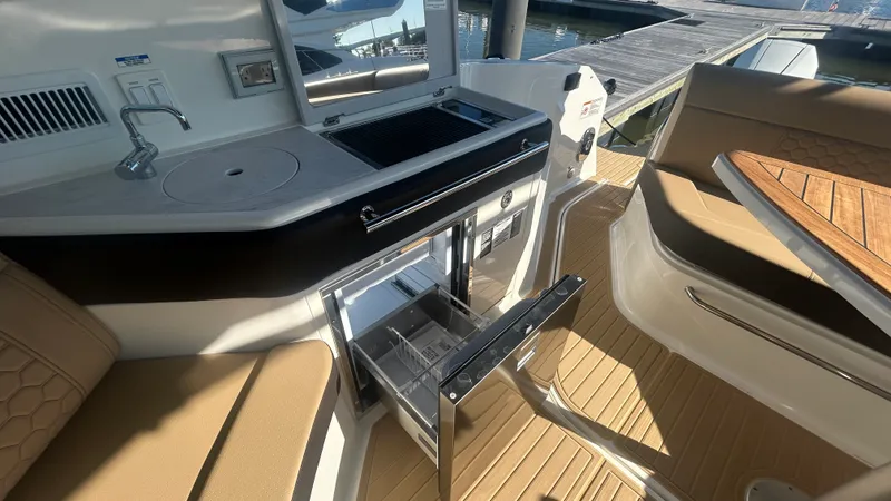 Slide: The Image of Sea Ray Sundancer 320 Outboard 2026 - 15