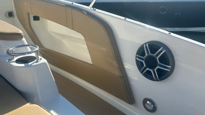 Slide: The Image of Sea Ray Sundancer 320 Outboard 2026 - 43