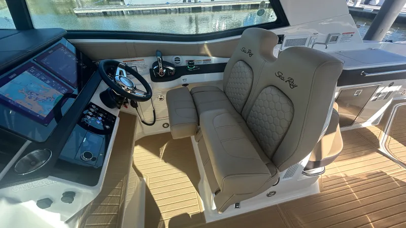 Slide: The Image of Sea Ray Sundancer 320 Outboard 2026 - 29