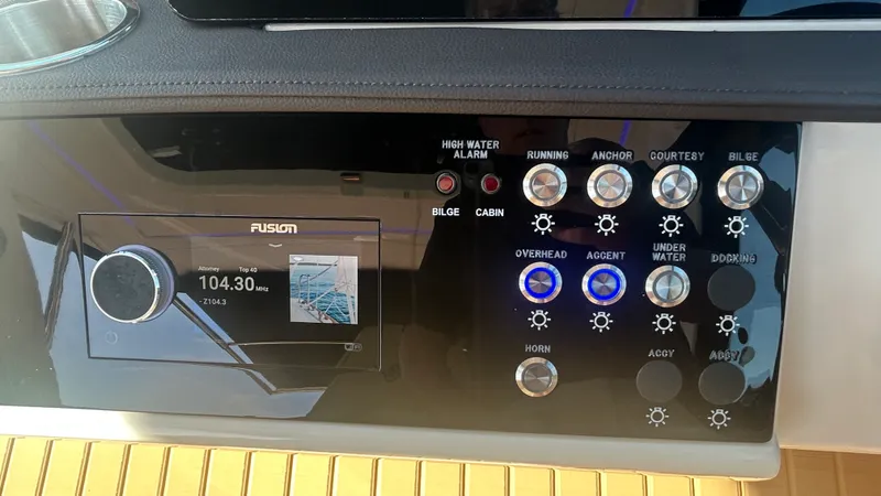 Slide: The Image of Sea Ray Sundancer 320 Outboard 2026 - 33