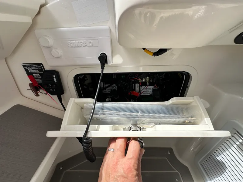 Slide: The Image of Sea Ray 320 SUNDANCER OB 2022 - 11