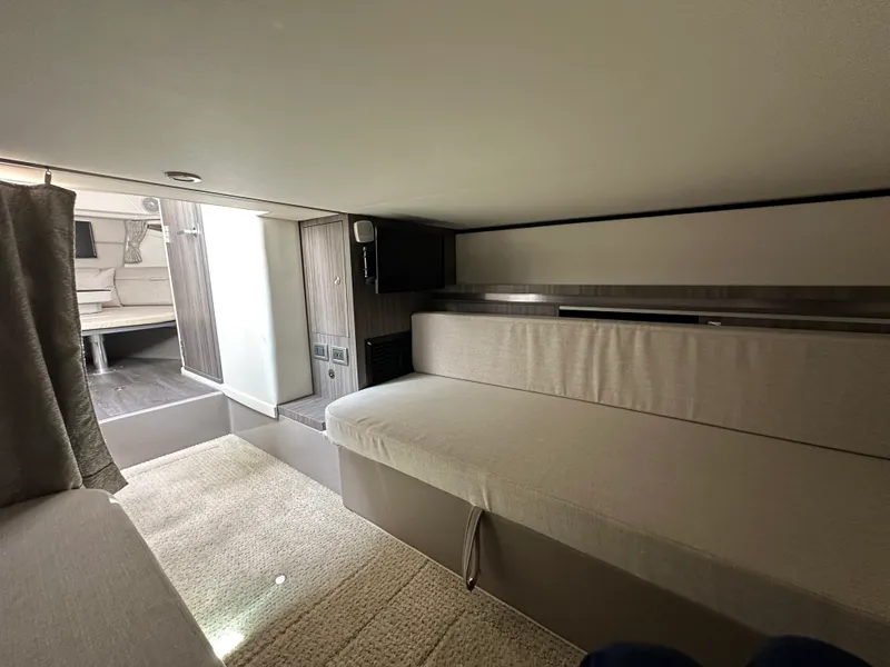 Slide: The Image of Sea Ray 320 SUNDANCER OB 2022 - 17