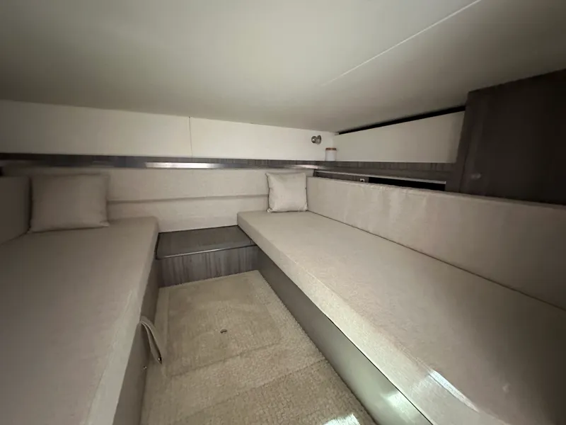 Slide: The Image of Sea Ray 320 SUNDANCER OB 2022 - 18