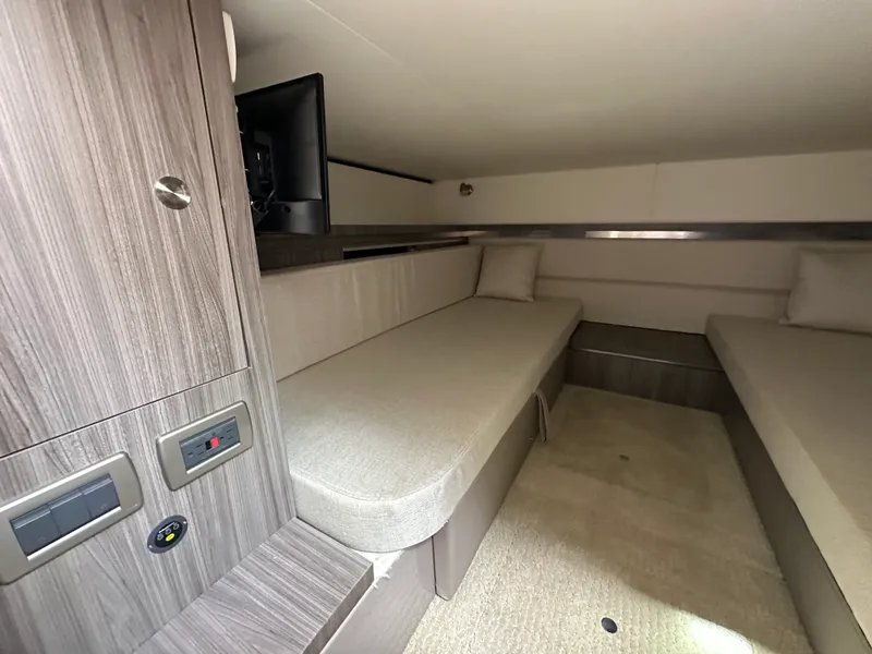 Slide: The Image of Sea Ray 320 SUNDANCER OB 2022 - 19