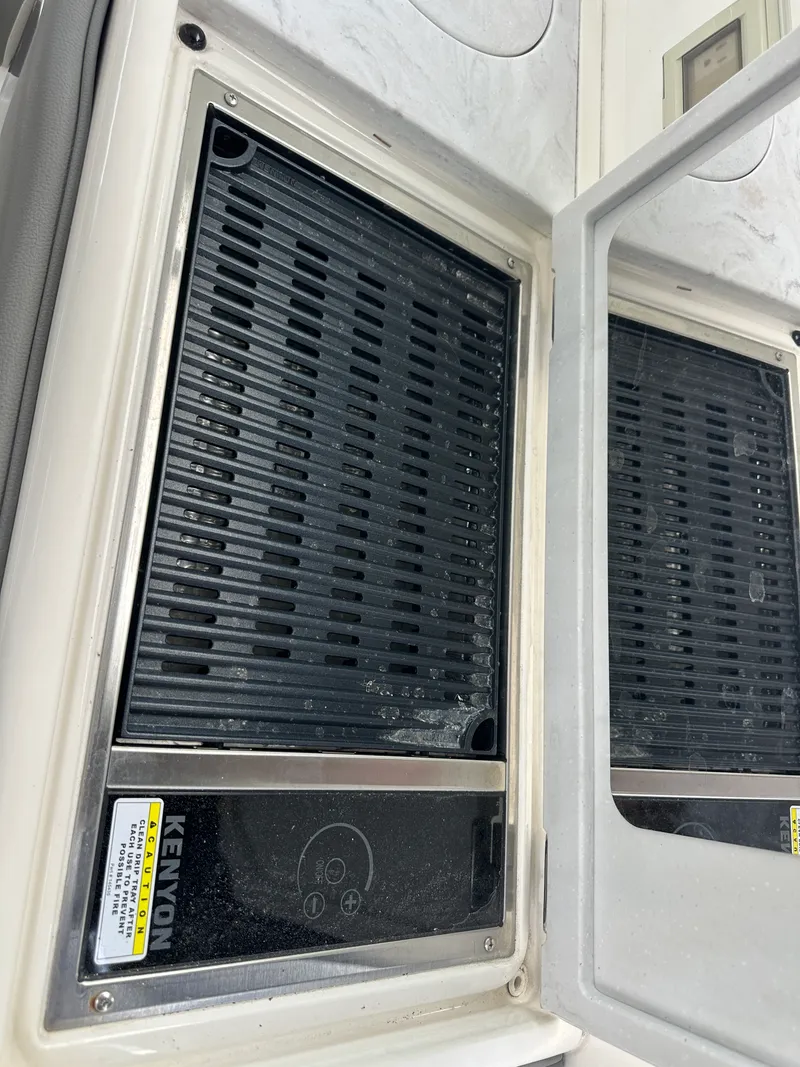 Slide: The Image of Sea Ray 320 SUNDANCER OB 2022 - 28