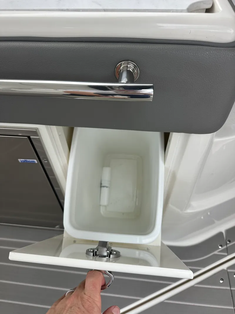 Slide: The Image of Sea Ray 320 SUNDANCER OB 2022 - 29