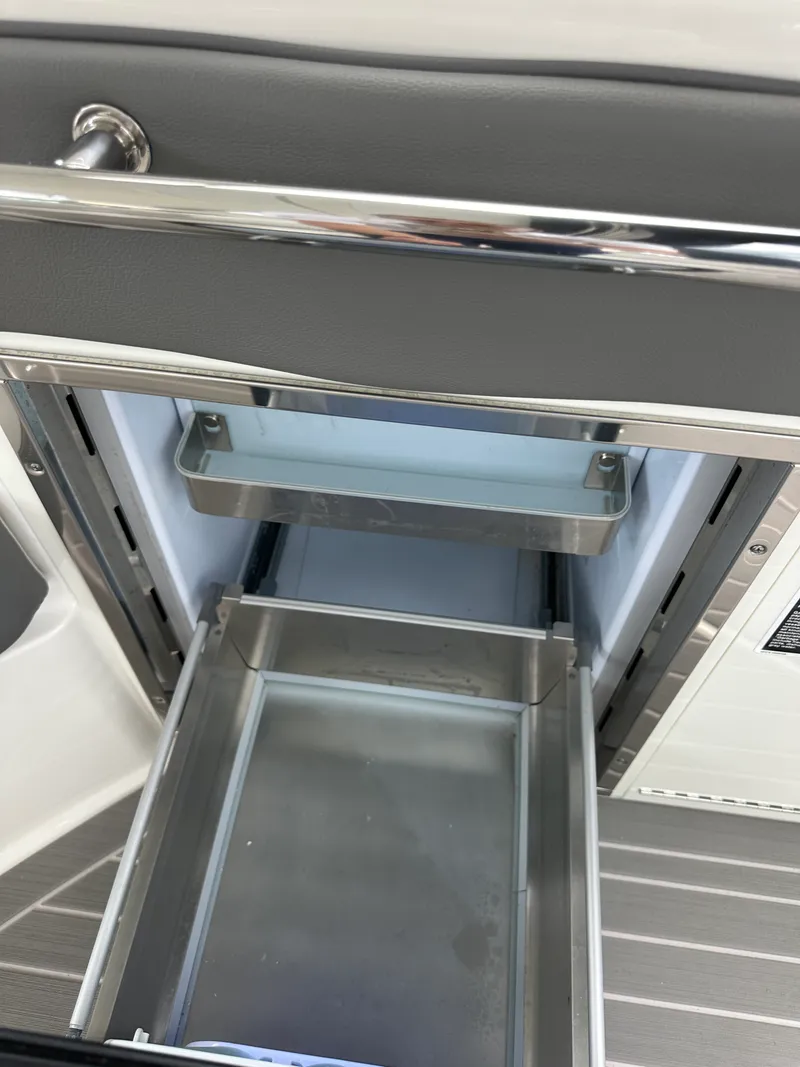 Slide: The Image of Sea Ray 320 SUNDANCER OB 2022 - 30