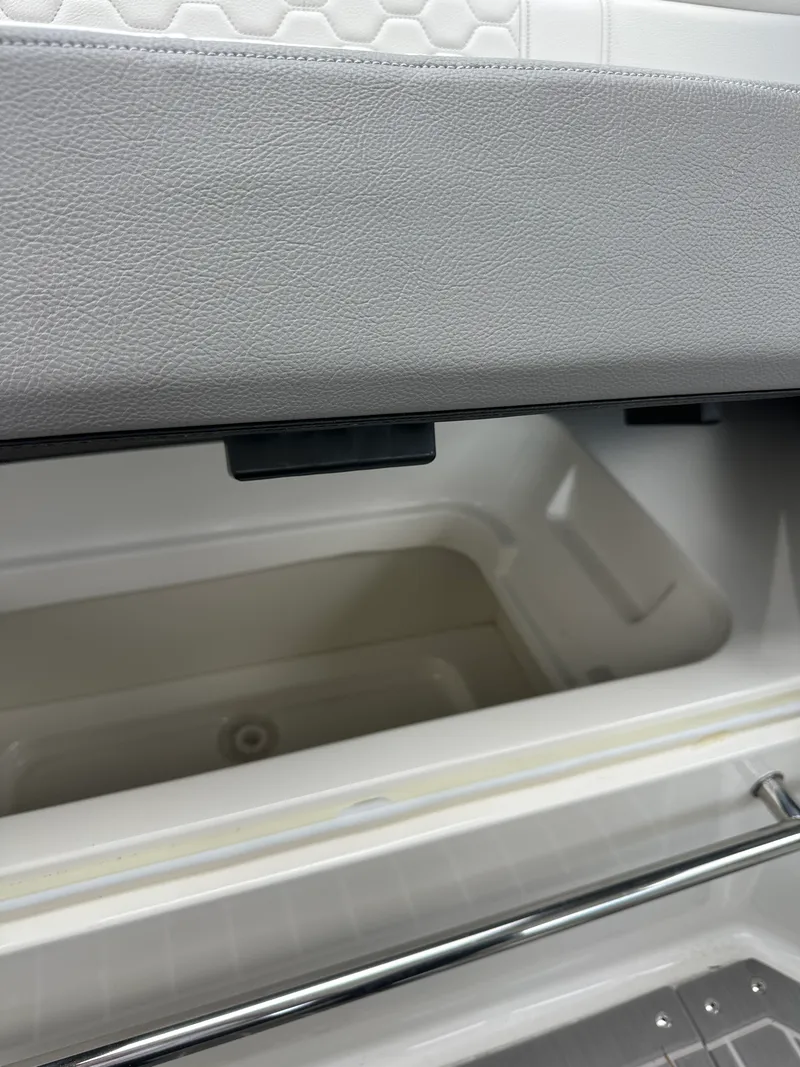 Slide: The Image of Sea Ray 320 SUNDANCER OB 2022 - 32