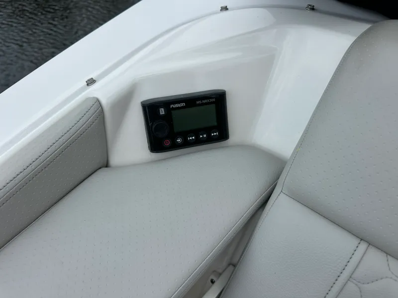 Slide: The Image of Sea Ray 320 SUNDANCER OB 2022 - 35