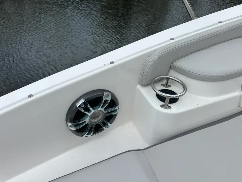 Slide: The Image of Sea Ray 320 SUNDANCER OB 2022 - 36