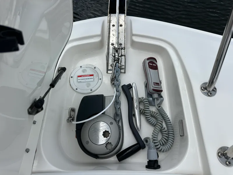 Slide: The Image of Sea Ray 320 SUNDANCER OB 2022 - 38