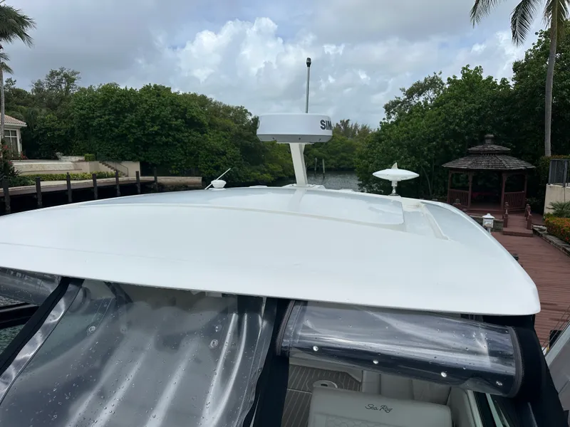 Slide: The Image of Sea Ray 320 SUNDANCER OB 2022 - 39