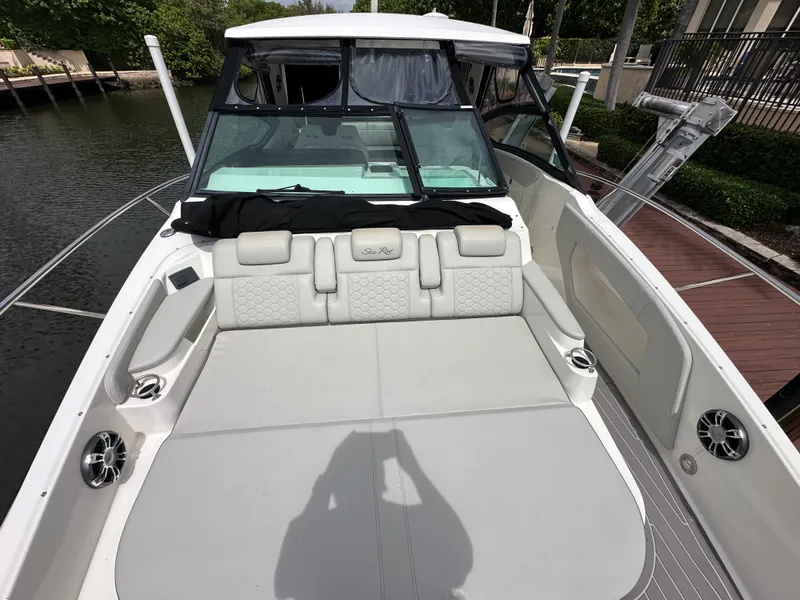 Slide: The Image of Sea Ray 320 SUNDANCER OB 2022 - 41
