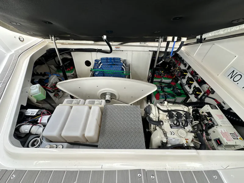 Slide: The Image of Sea Ray 320 SUNDANCER OB 2022 - 9