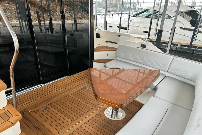 Slide: The Image of Sea Ray L550 FLY 2018 - 16