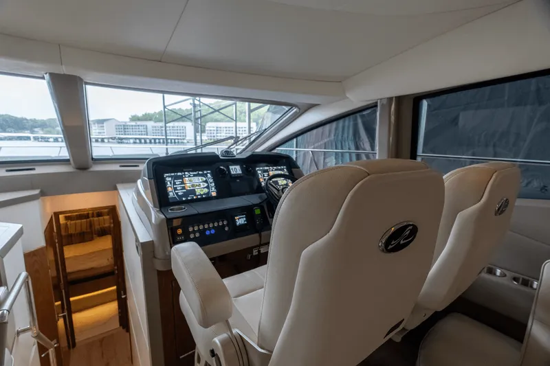Slide: The Image of Sea Ray L550 FLY 2018 - 18