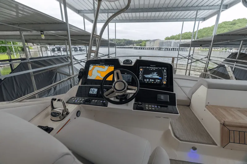 Slide: The Image of Sea Ray L550 FLY 2018 - 19