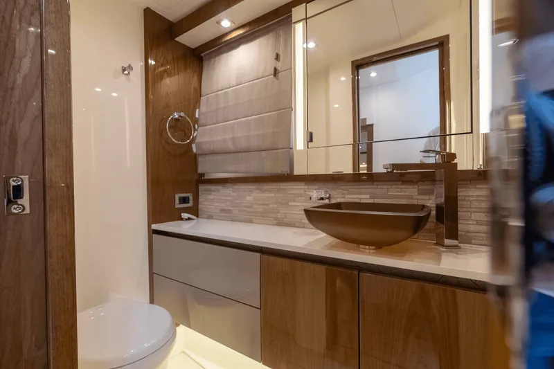 Slide: The Image of Sea Ray L550 FLY 2018 - 21