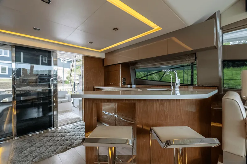 Slide: The Image of Sea Ray L550 FLY 2018 - 29