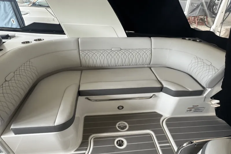 Slide: The Image of Sea Ray 370 DA 2024 - 10