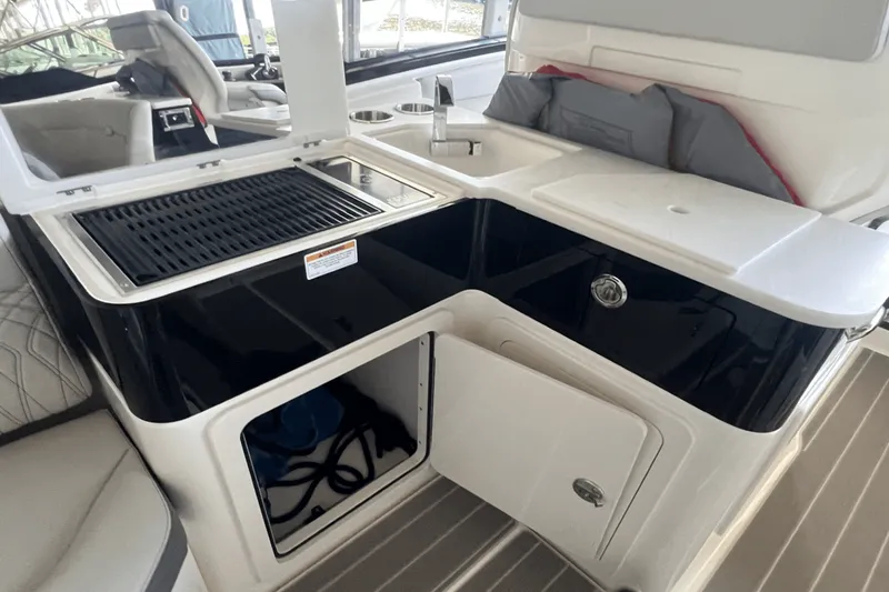 Slide: The Image of Sea Ray 370 DA 2024 - 11