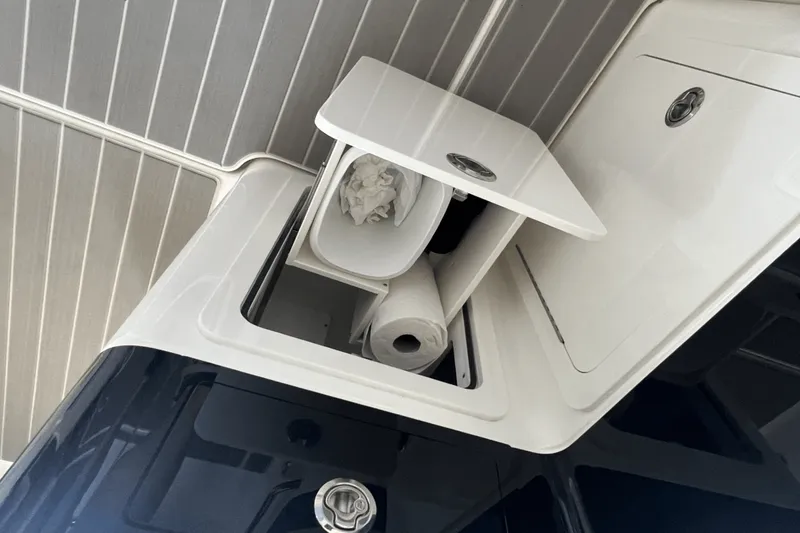 Slide: The Image of Sea Ray 370 DA 2024 - 12