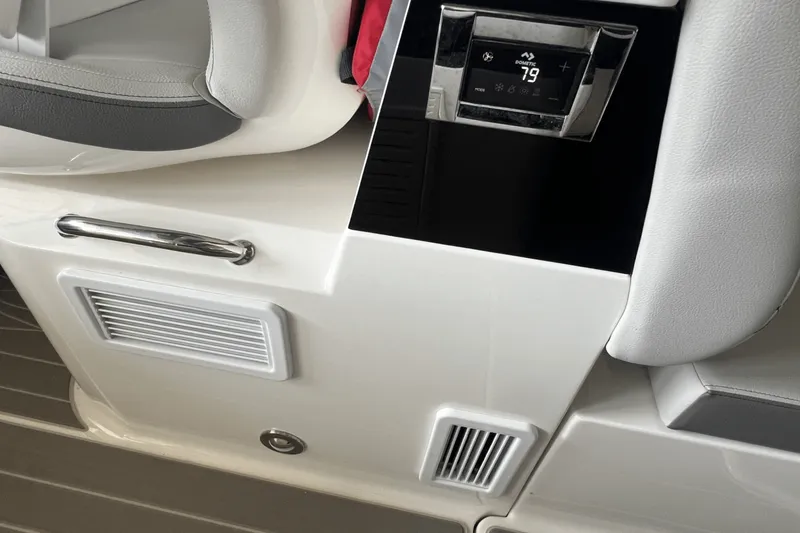 Slide: The Image of Sea Ray 370 DA 2024 - 13