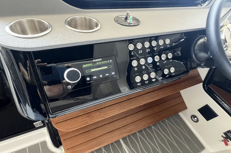 Slide: The Image of Sea Ray 370 DA 2024 - 14