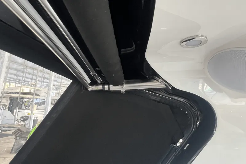 Slide: The Image of Sea Ray 370 DA 2024 - 15