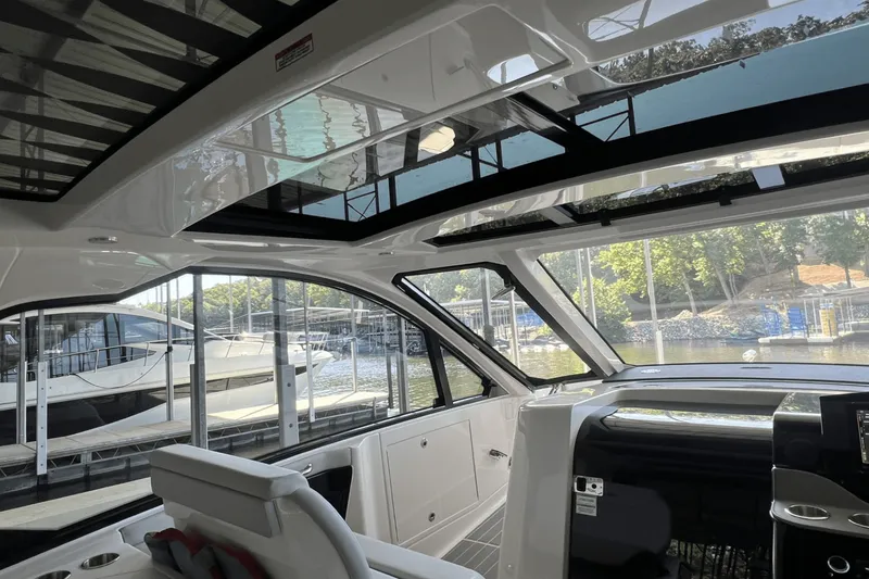 Slide: The Image of Sea Ray 370 DA 2024 - 16