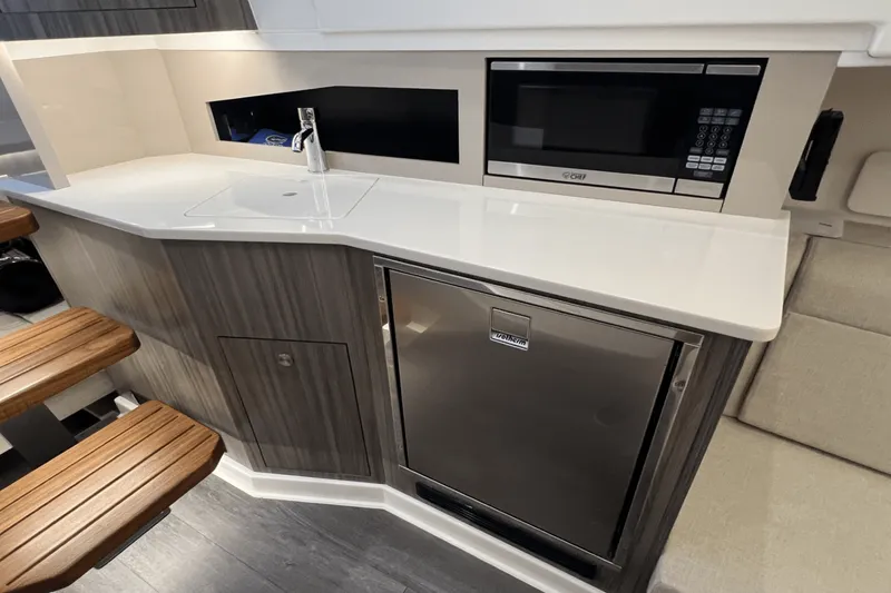 Slide: The Image of Sea Ray 370 DA 2024 - 21