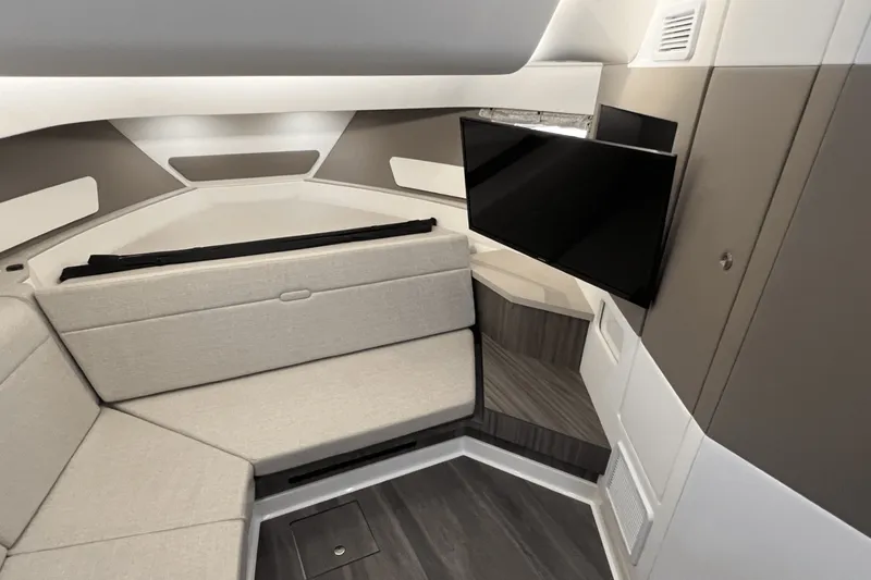 Slide: The Image of Sea Ray 370 DA 2024 - 24