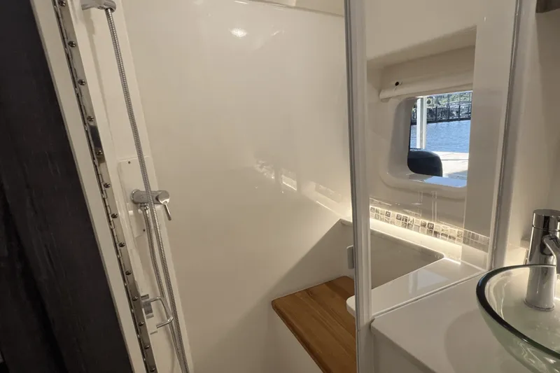 Slide: The Image of Sea Ray 370 DA 2024 - 25