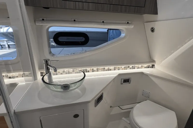 Slide: The Image of Sea Ray 370 DA 2024 - 26