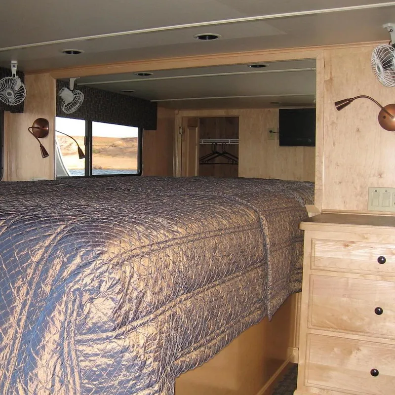 Slide: The Image of Interior of 2009 Sumerset Stargazer Trip 10 houseboat with cozy bedroom setup. - 14