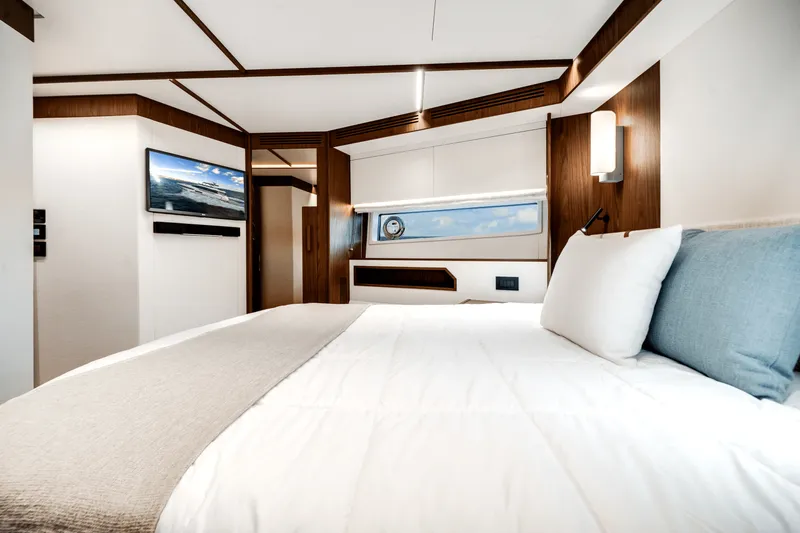 Slide: The Image of Azimut Fly 72 2026 - 20