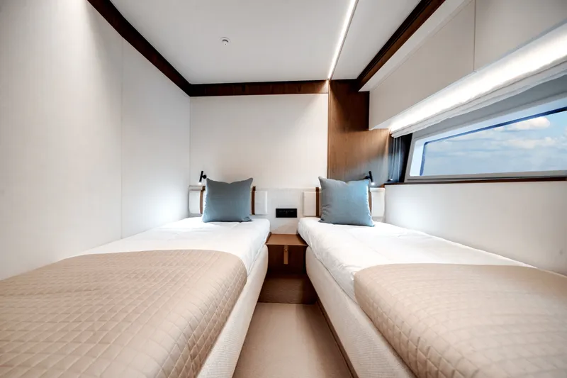 Slide: The Image of Azimut Fly 72 2026 - 27