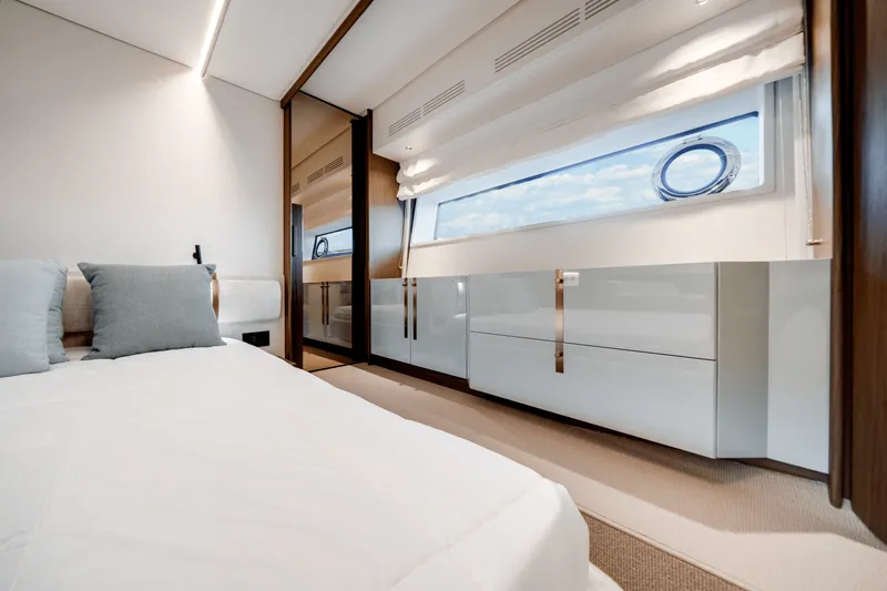 Slide: The Image of Azimut Fly 72 2026 - 34