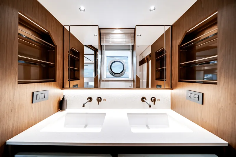 Slide: The Image of Azimut Fly 72 2026 - 41
