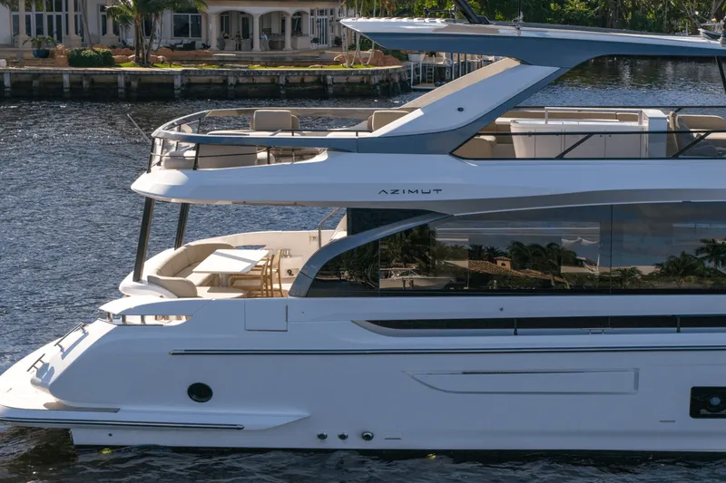 Slide: The Image of Azimut Fly 72 2026 - 4