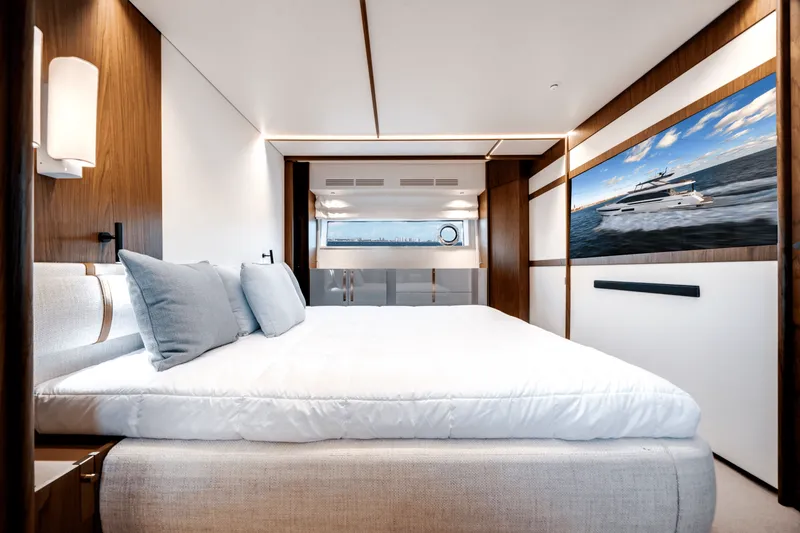 Slide: The Image of Azimut Fly 72 2026 - 35