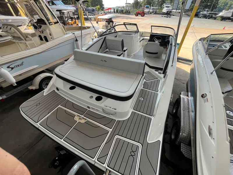 Slide: The Image of Sea Ray SPX 210 2026 - 2