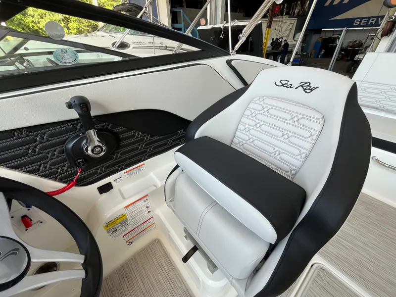 Slide: The Image of Sea Ray SPX 210 2026 - 6