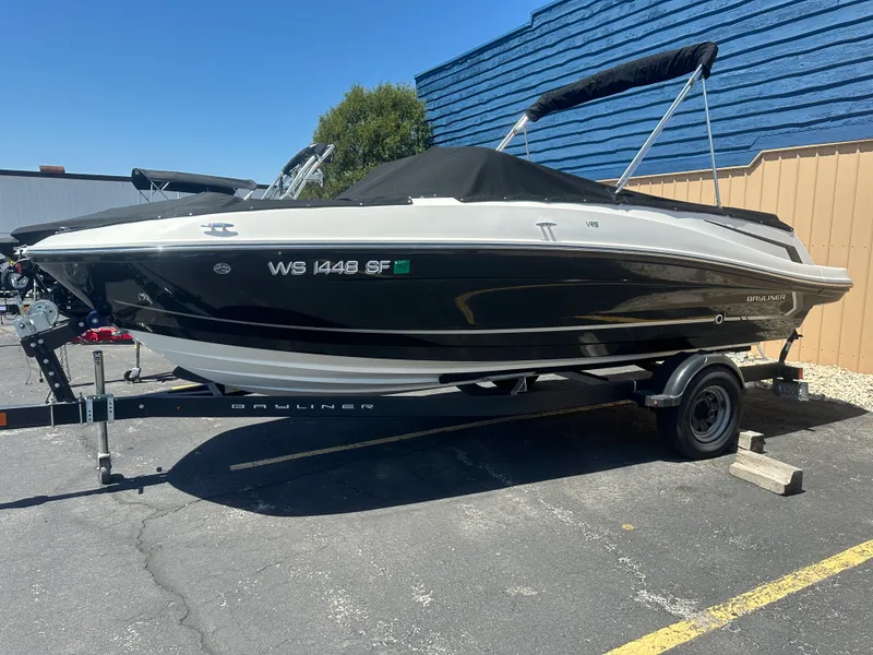 The Image of Bayliner VR5 Bowrider I/O 2022 - 0