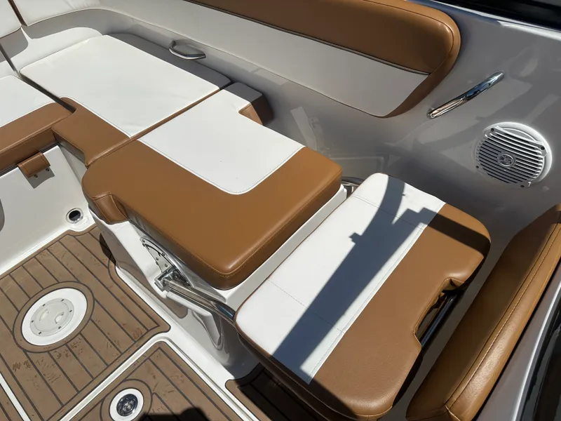 Slide: The Image of Bayliner VR5 Bowrider I/O 2022 - 10