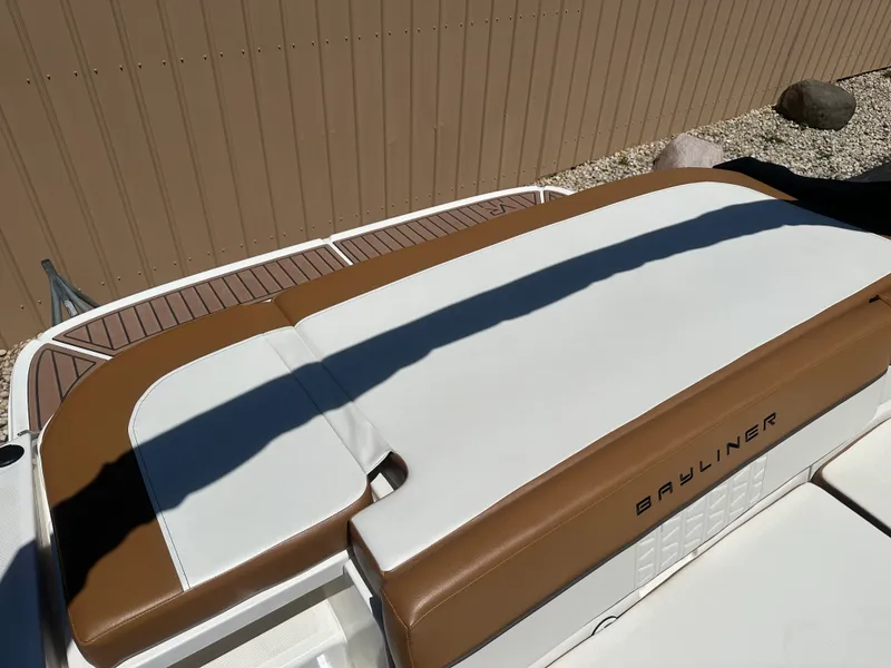 Slide: The Image of Bayliner VR5 Bowrider I/O 2022 - 11