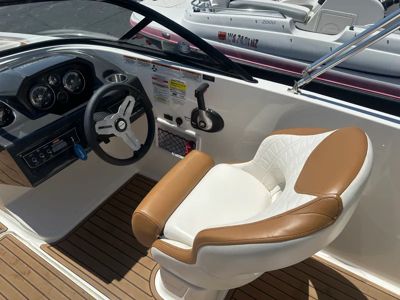 Slide: The Image of Bayliner VR5 Bowrider I/O 2022 - 12